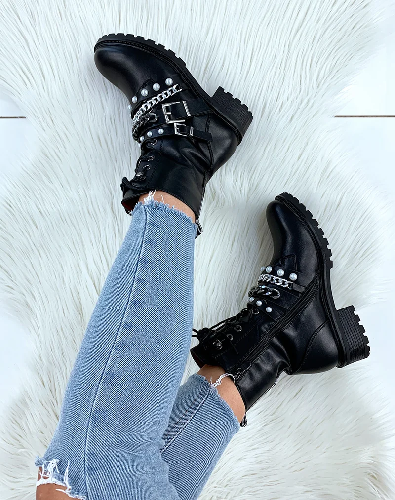 Bottines noires mates à grosses perles et chaines