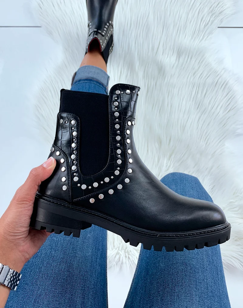 Bottines montantes en similicuir noires et effet croco ornées de clous argentés