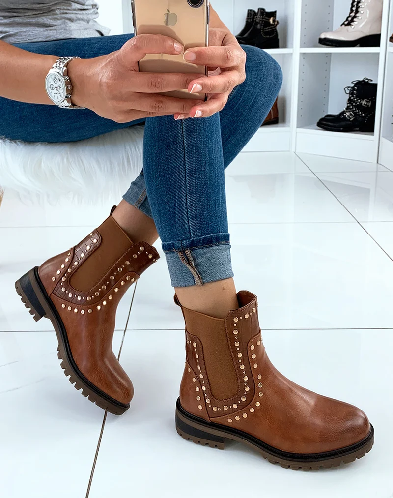Bottines montantes en similicuir camel et effet croco ornées de clous dorés