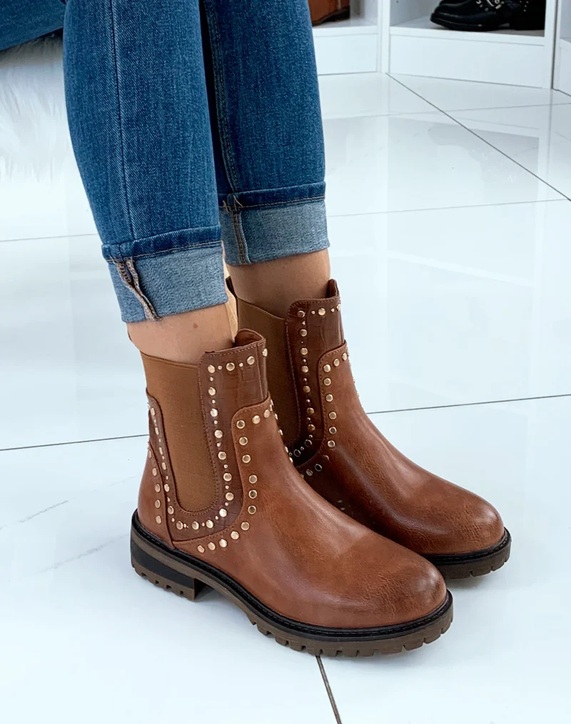 Bottines montantes en similicuir camel et effet croco ornées de clous dorés