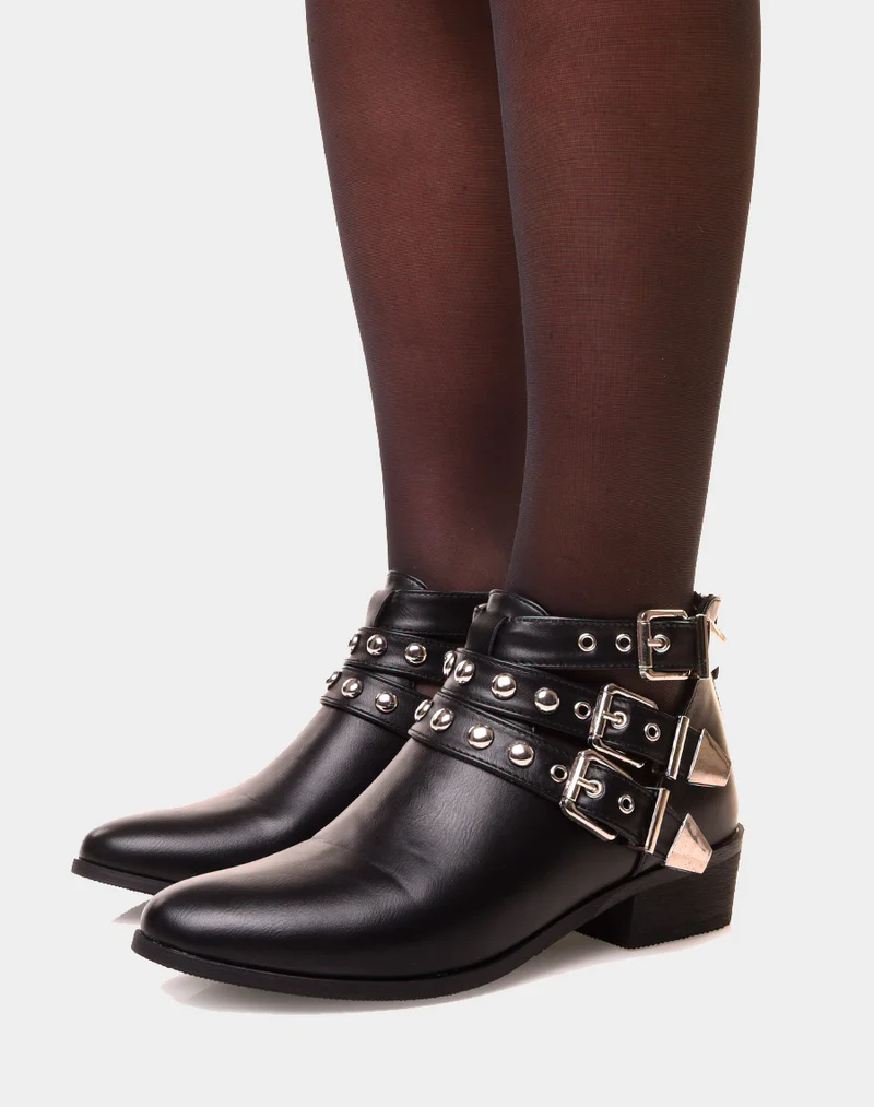 Bottines noires plates différentes lanières cloutés