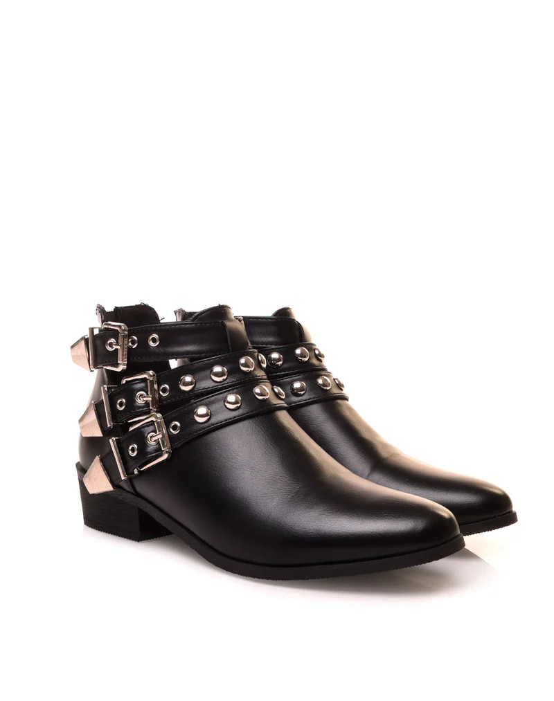 Bottines noires plates différentes lanières cloutés