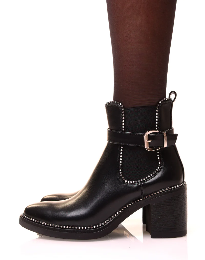 Bottines noires à talons ajourées de clous