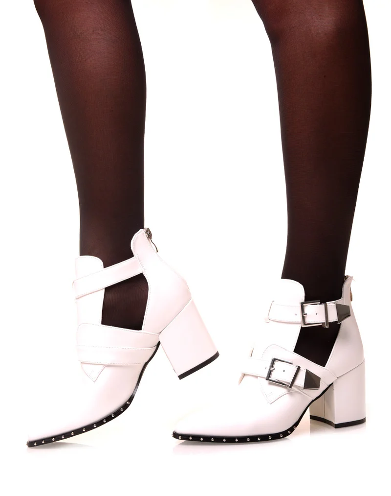 Bottines blanches à talons ajourées de sangles