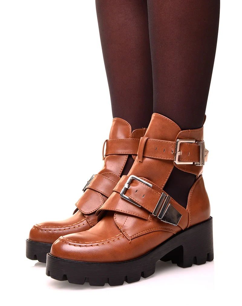 Bottines camel montantes ouvertes ajourées de boucles