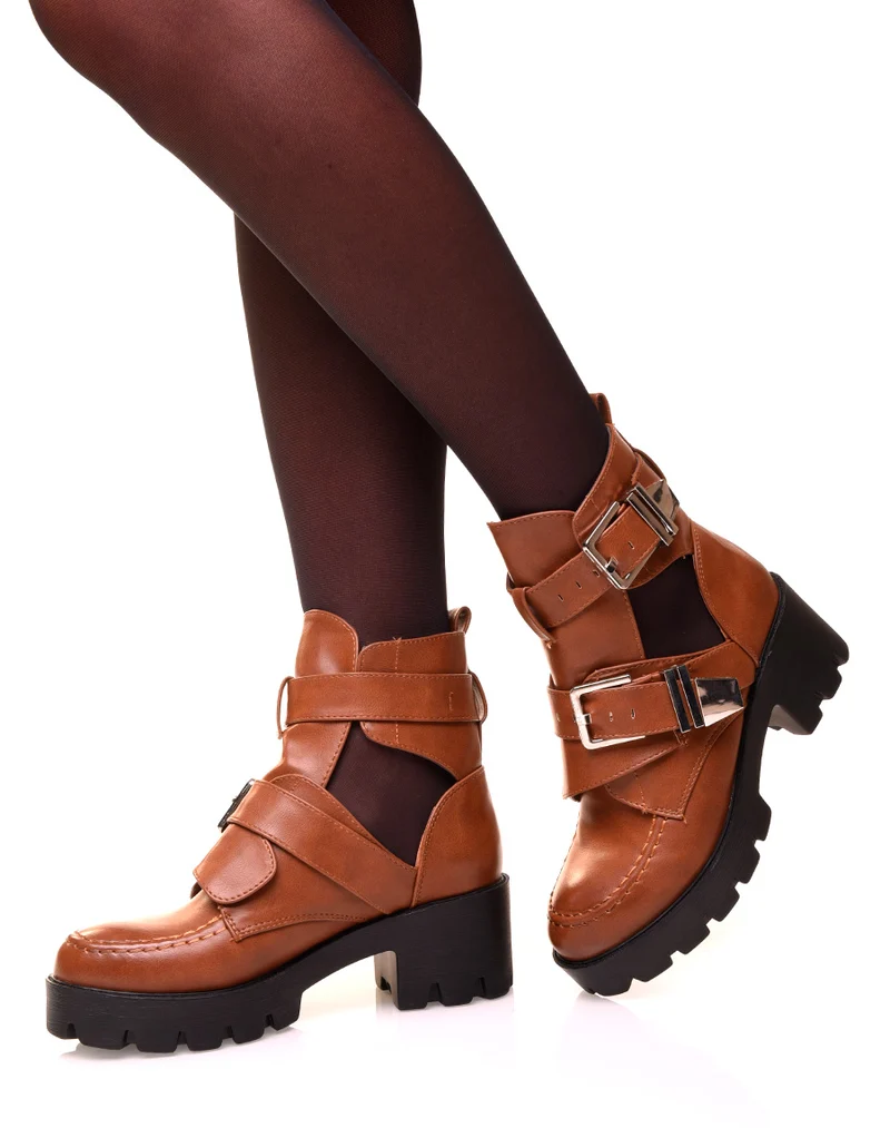 Bottines camel montantes ouvertes ajourées de boucles