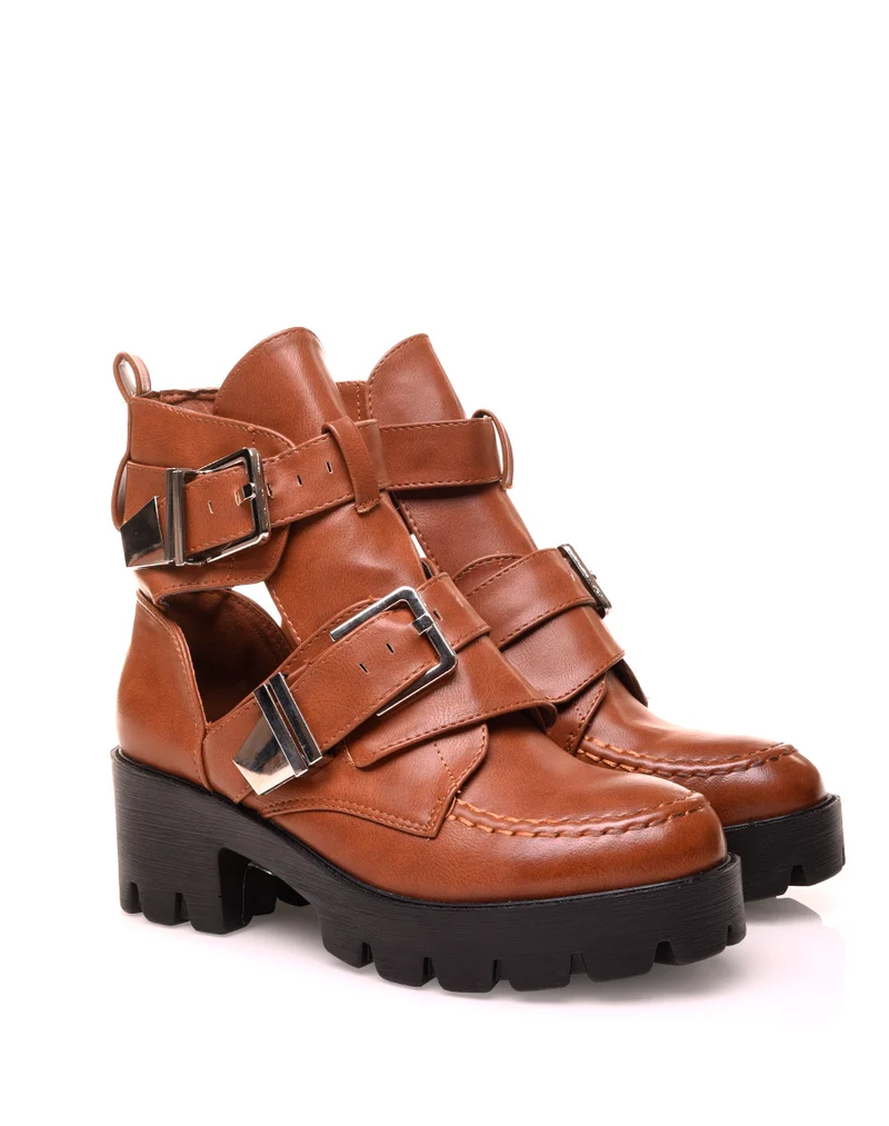 Bottines camel montantes ouvertes ajourées de boucles