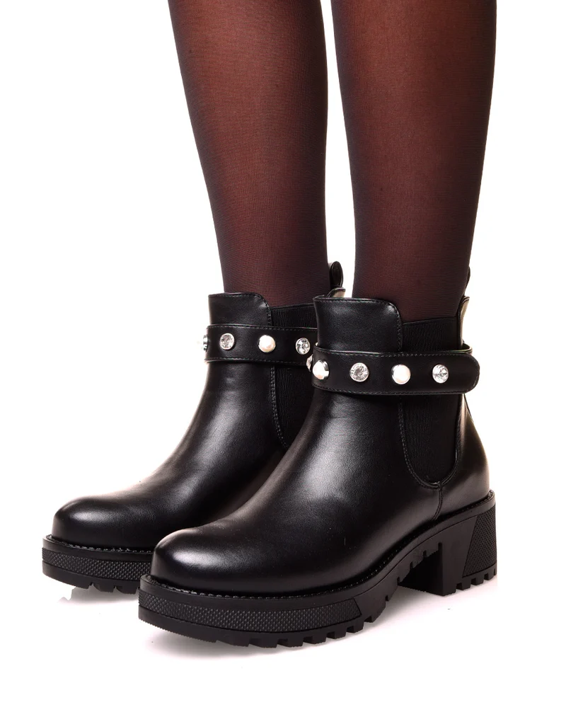 Bottines noires ajourées de perles