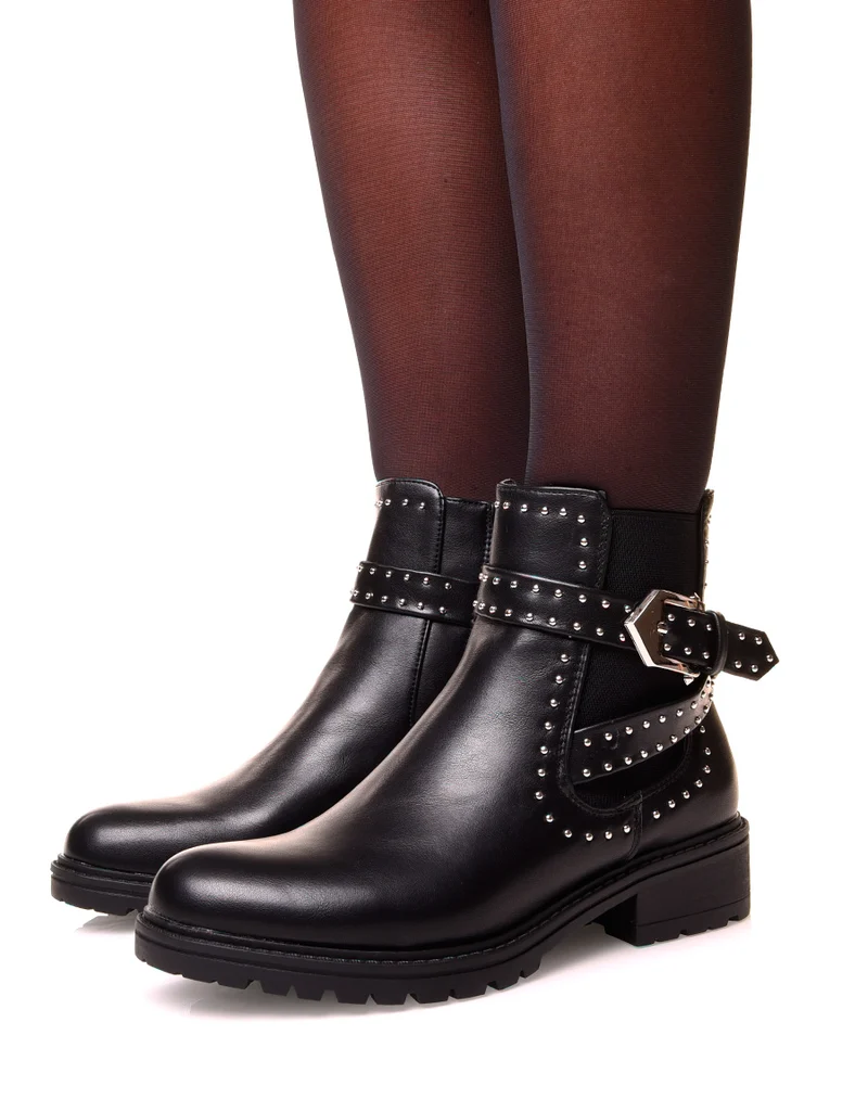 Bottines noires ajourées d’une sangle et de clous