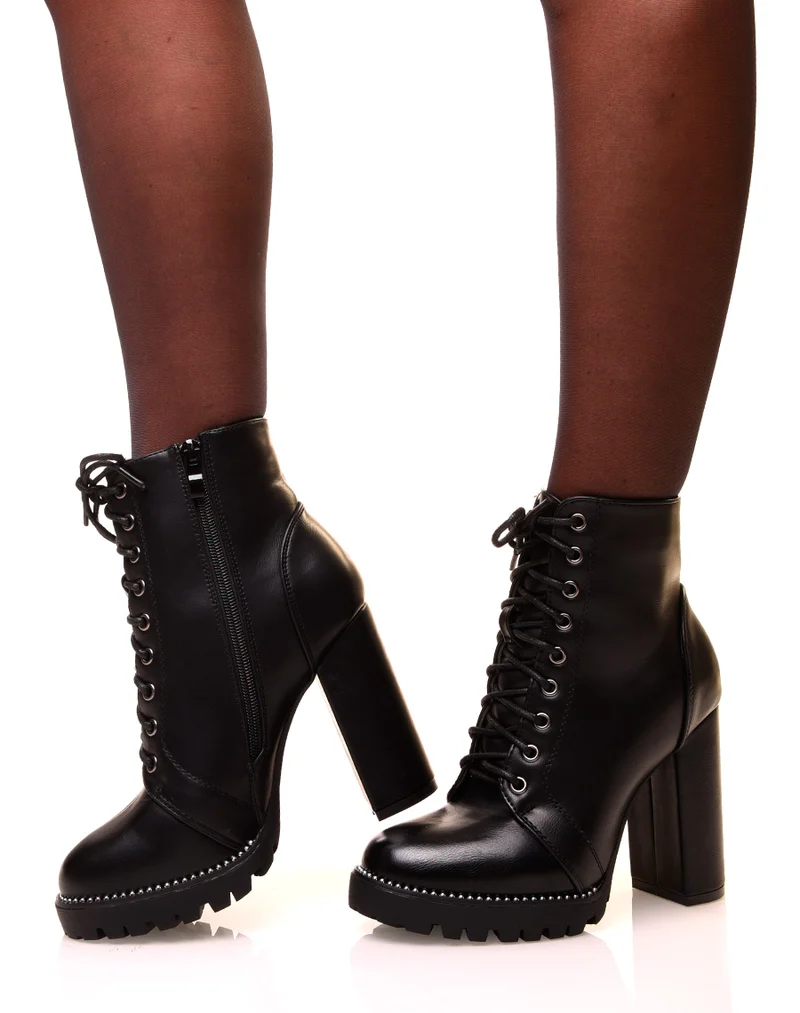 Bottines noires à talons et à détails perles