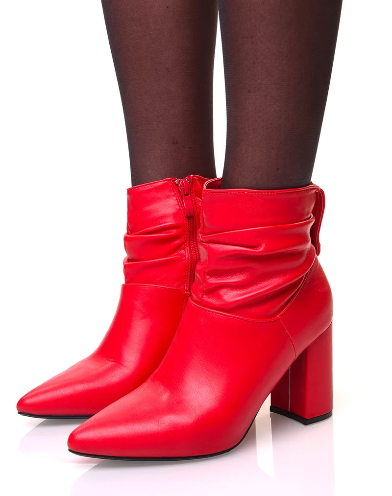 Bottines rouges à talons carrés et bouts pointus effet plissé
