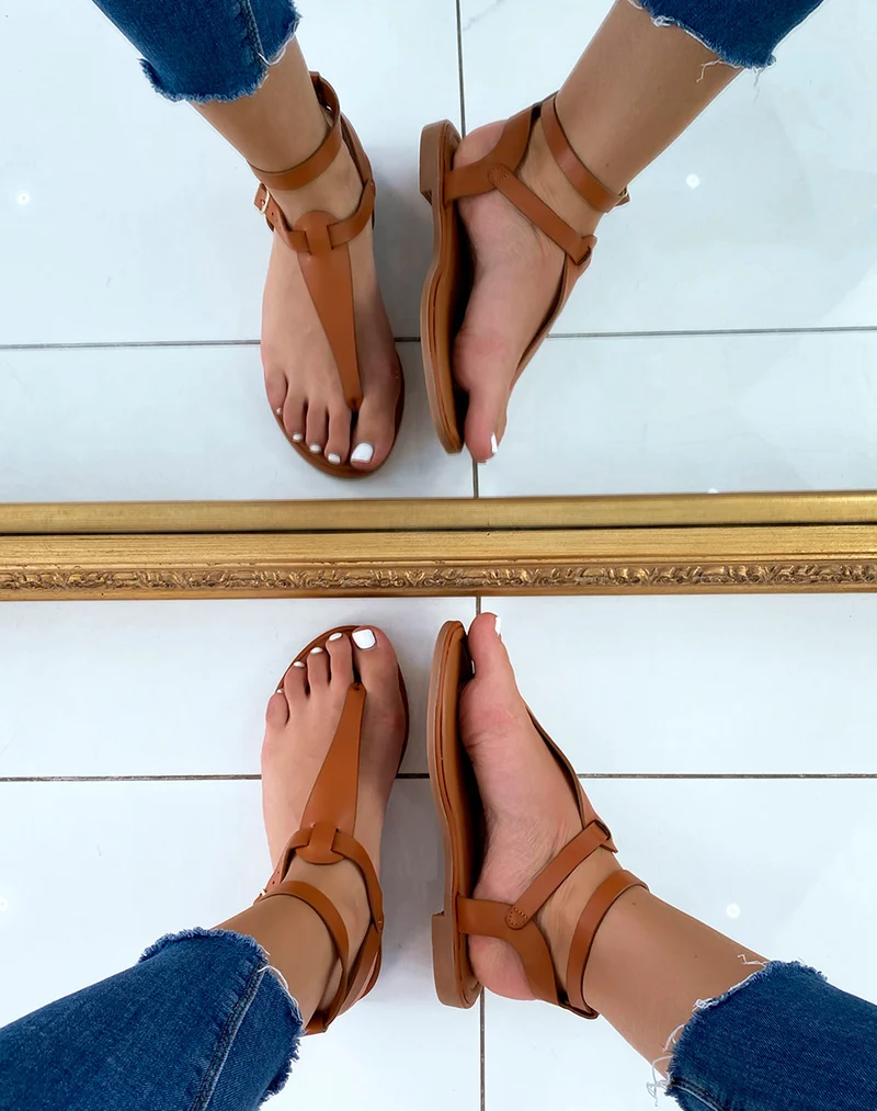 Nu-pieds camel à double lanière et boucles dorées