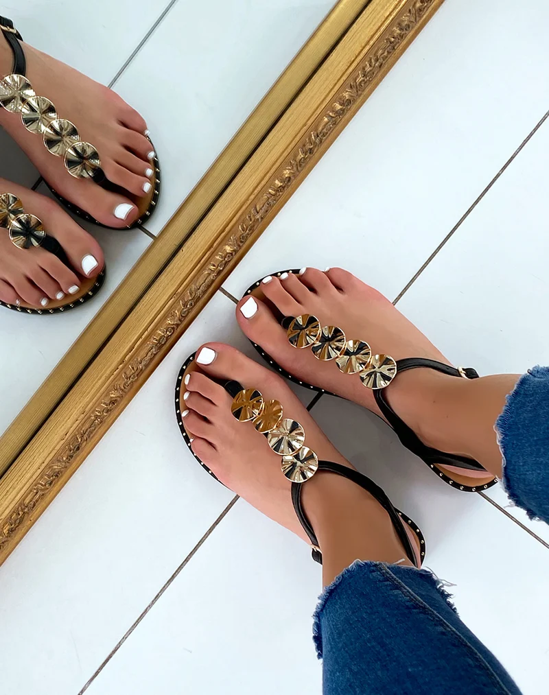 Nu-pieds noires à quadruple bijoux dorés