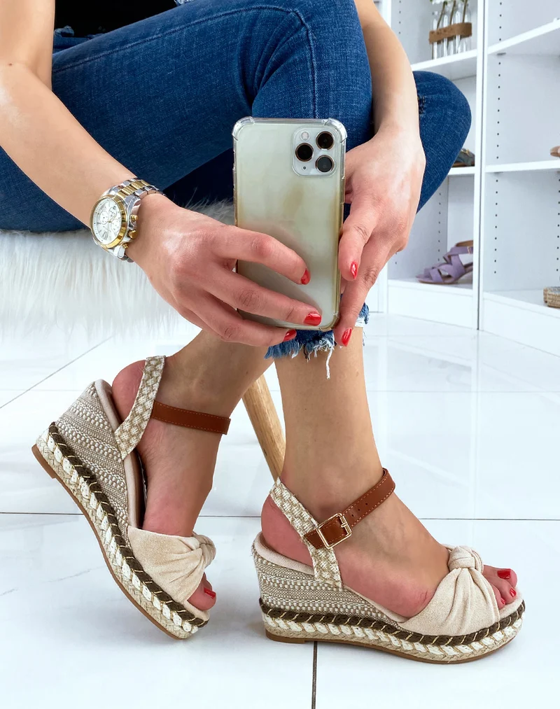 Sandales compensées beiges à bride en forme de noeud