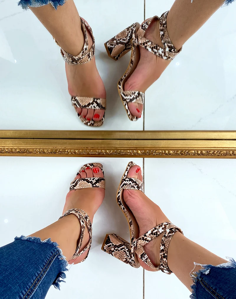 Sandales à talon effet python et brides croisées