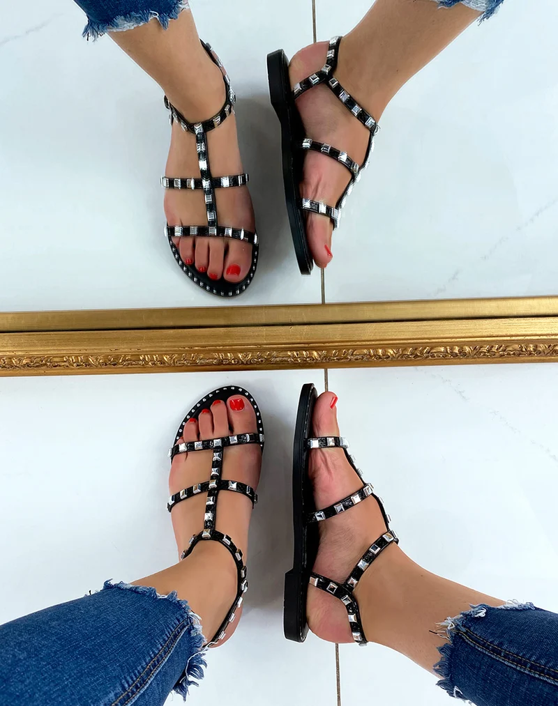 Nu-pieds noirs à petits détails cloutés