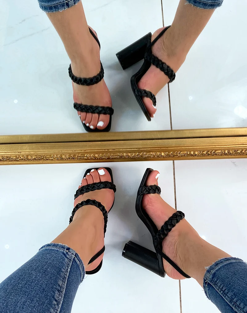 Sandales à talon noires à multiples brides tressées