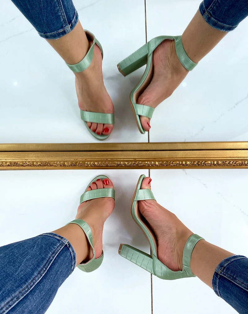Sandales à talon vert pastel effet croco à boucle carrée