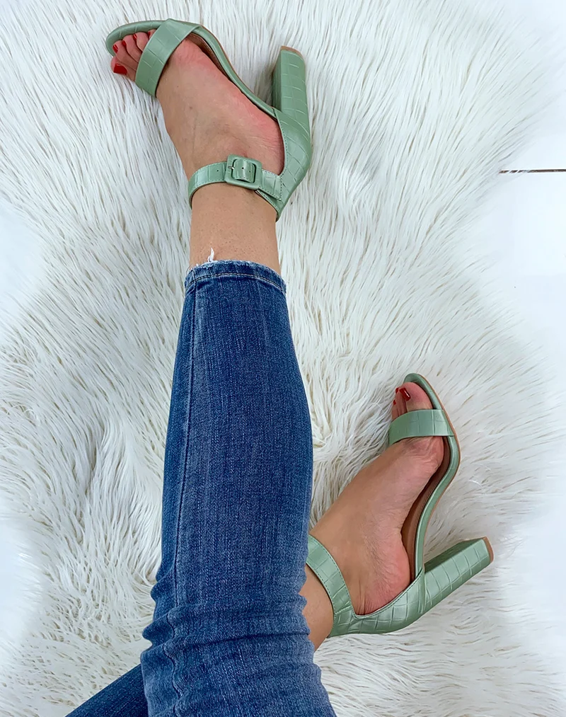 Sandales à talon vert pastel effet croco à boucle carrée