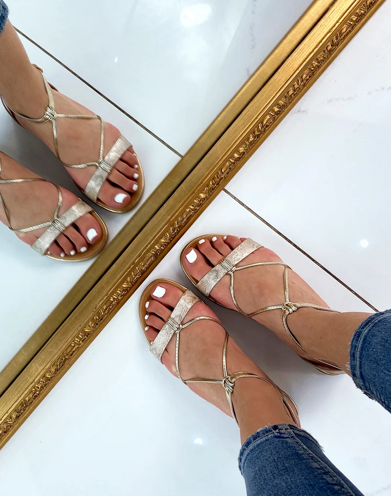Nu-pieds à brides dorées et beiges