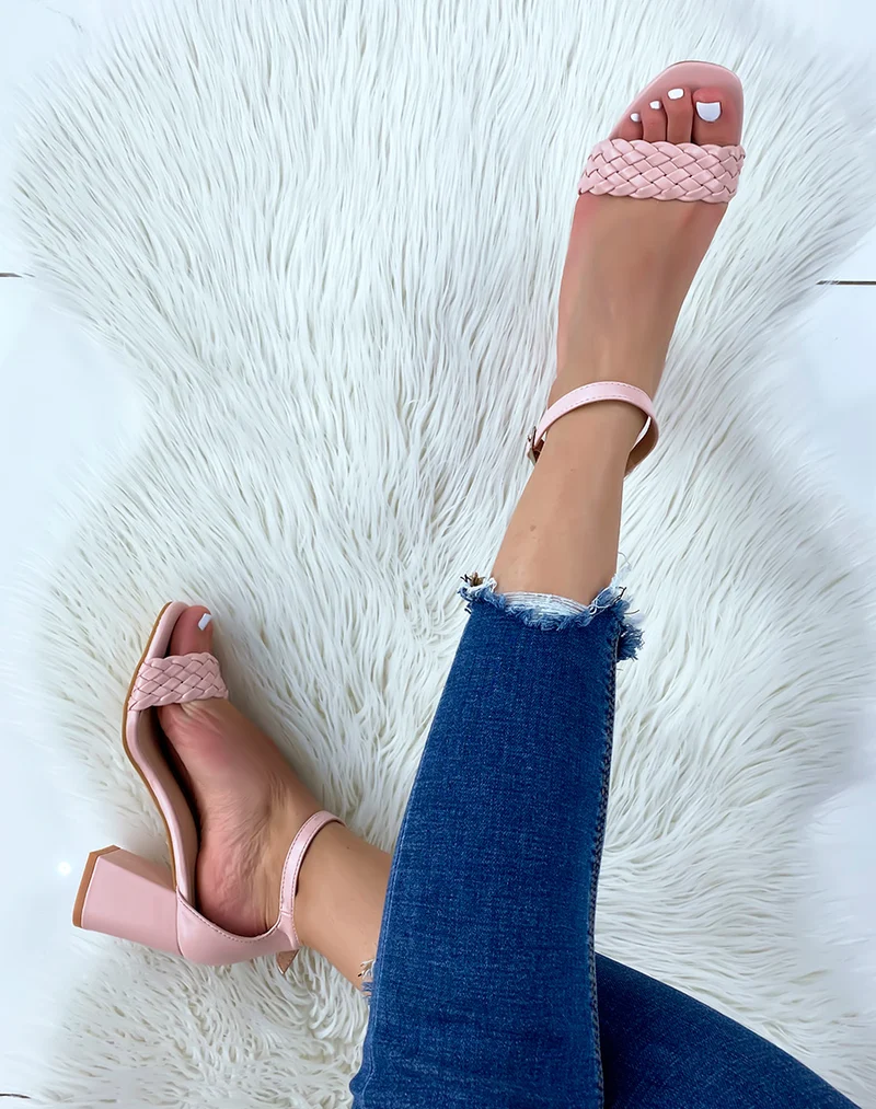 Sandales à talon carré rose poudré tressées