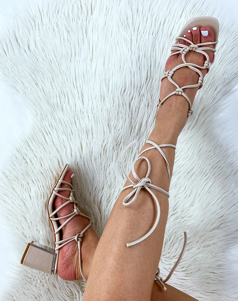 Sandales lacées beige à talon argenté