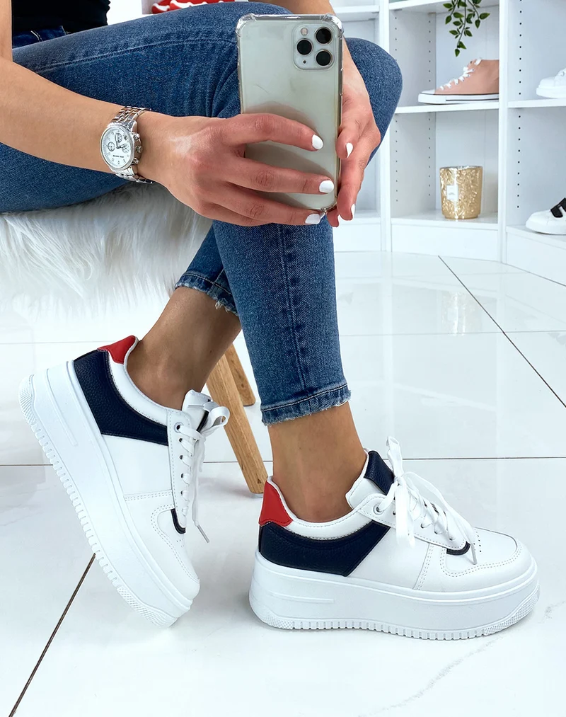 Baskets bleu et rouge