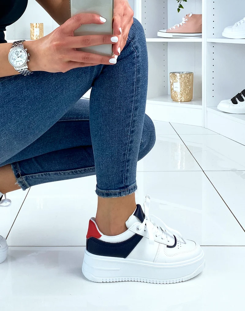 Baskets bleu et rouge