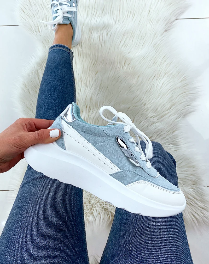Baskets bleu pastel