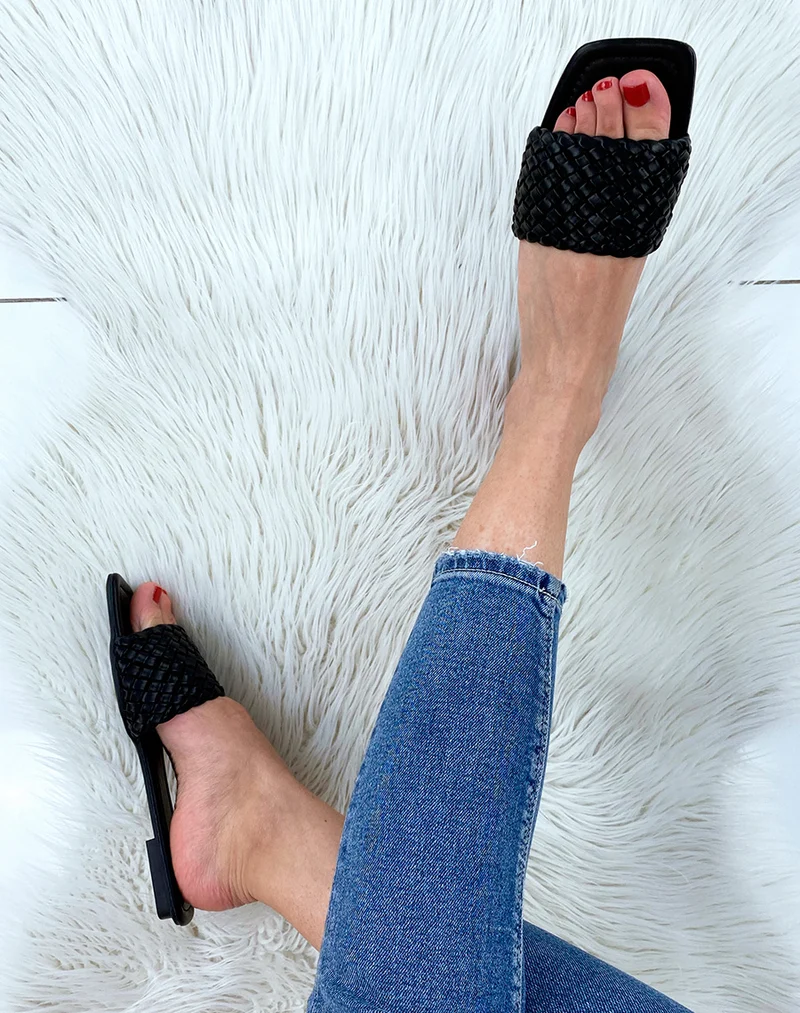 Mules plates noires à bride tressée et bout carré