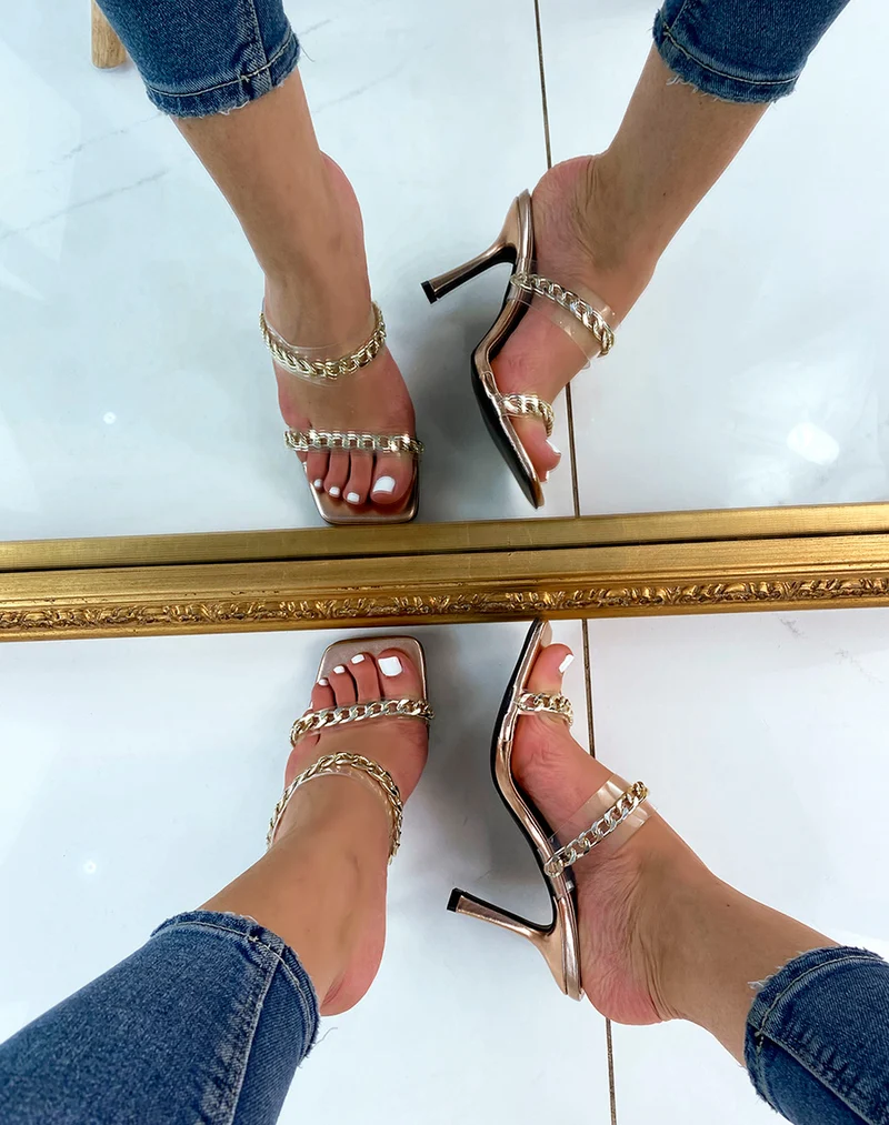 Sandales à talon rose gold à fines chaînes dorées