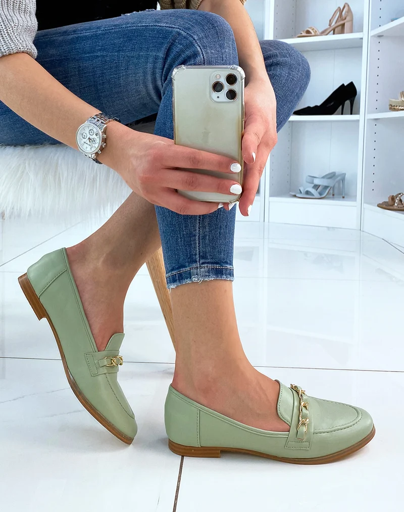 Mocassins vert pastel à fine chaîne dorée