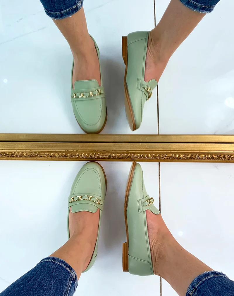 Mocassins vert pastel à fine chaîne dorée