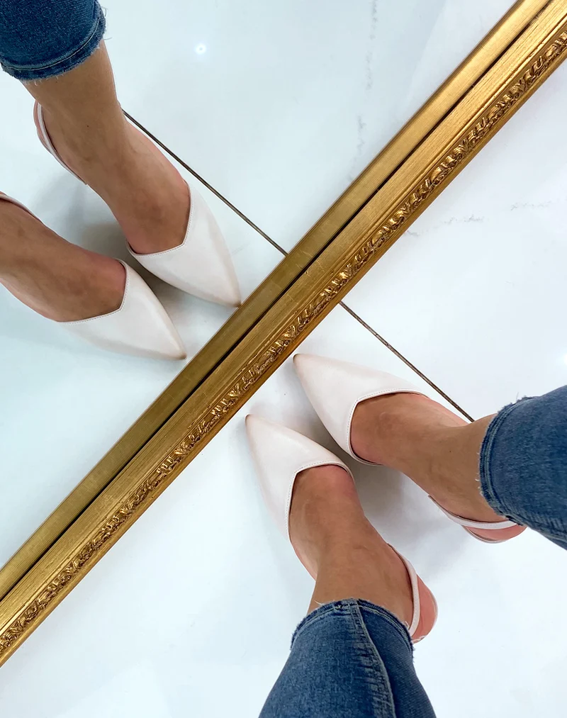 Escarpin beige à lanière fine