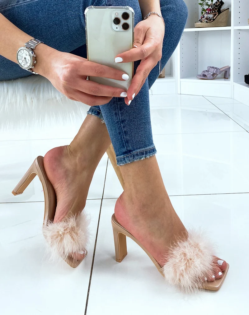 Mules à talons beiges à plumes