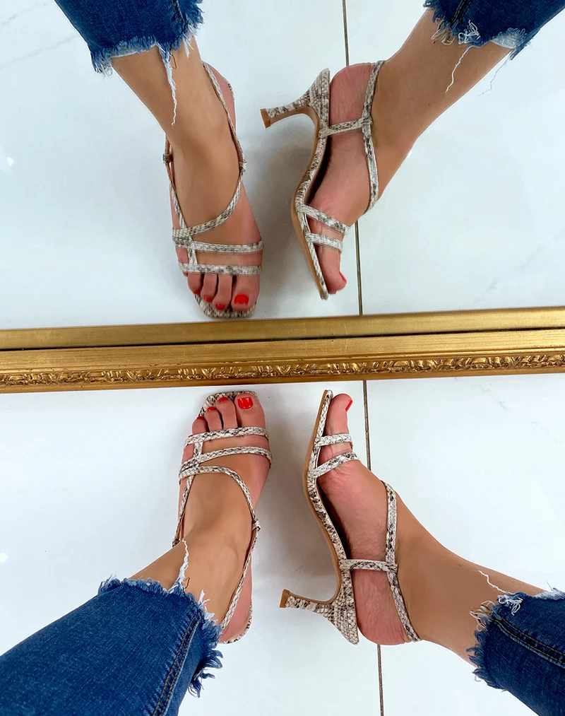 Sandales effet python à petit talon fin et brides croisées