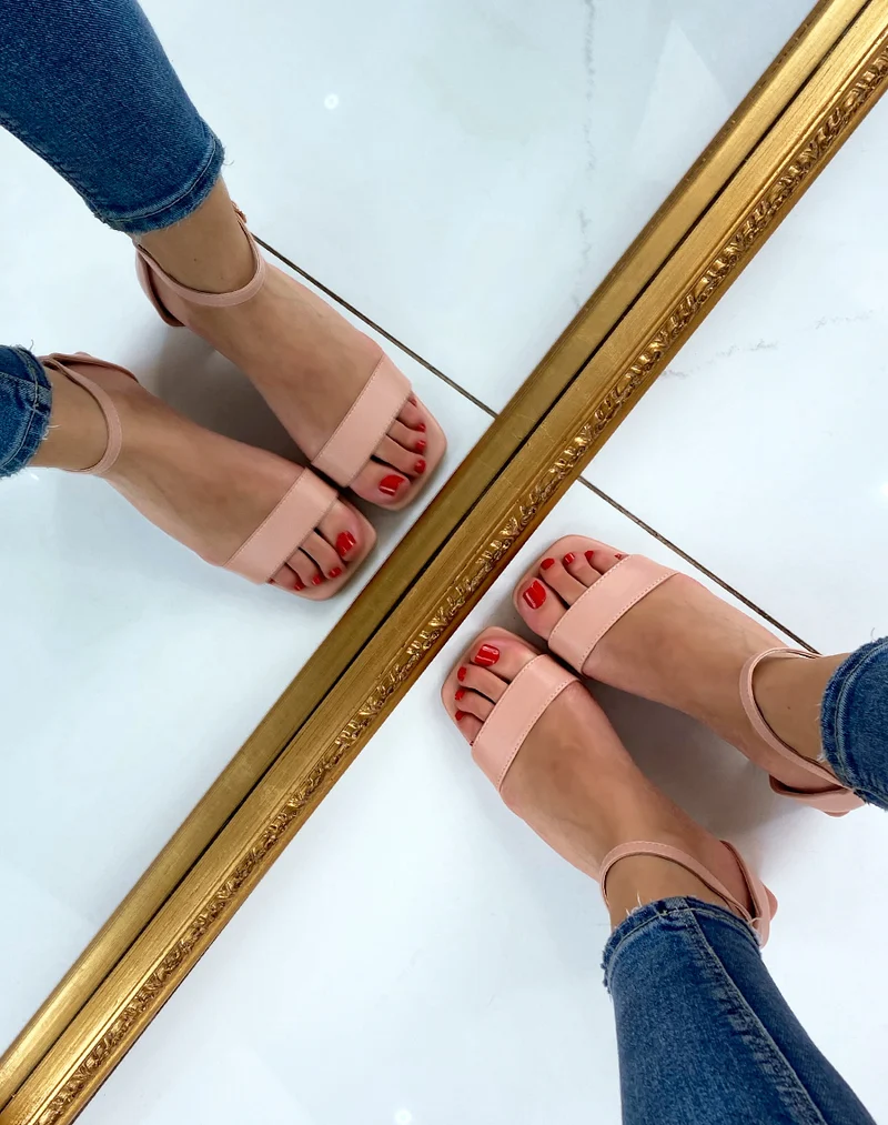 Sandale rose clair à petit talon carré
