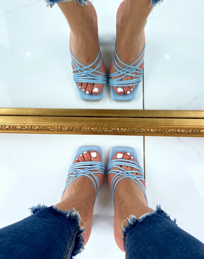 Mules à talon bleu pastel à brides entrecroisées
