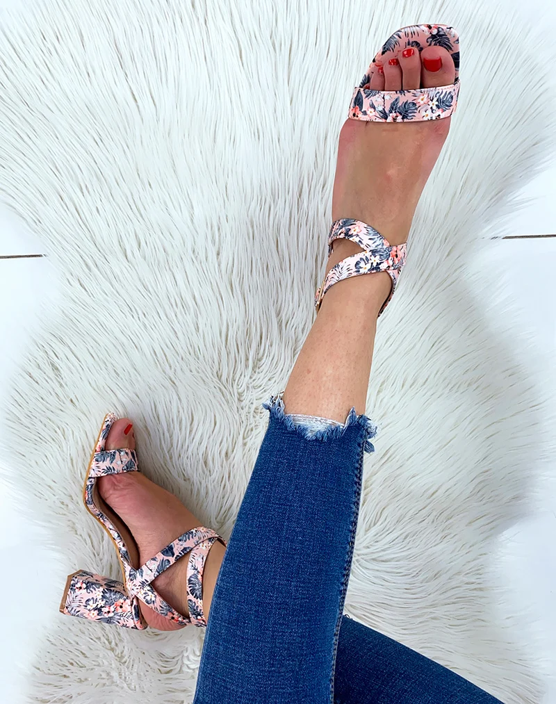 Sandales à talon roses à motifs fleuris et brides croisées