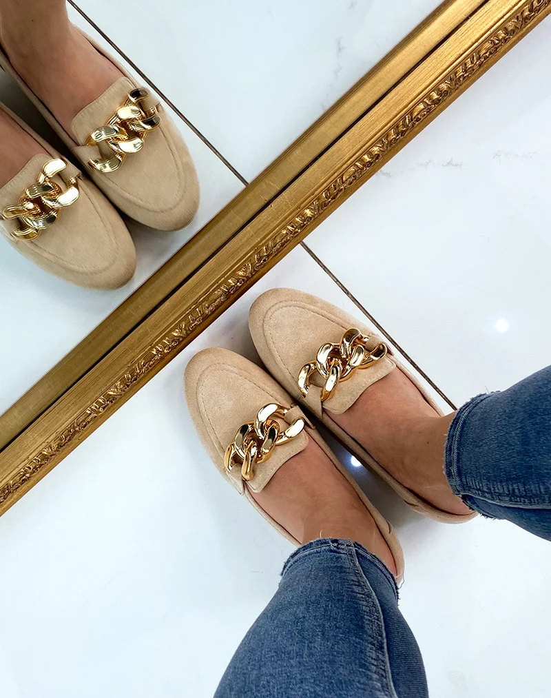 Mocassin en suédine beige et grosse chaîne dorée