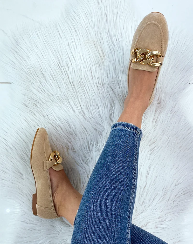 Mocassin en suédine beige et grosse chaîne dorée