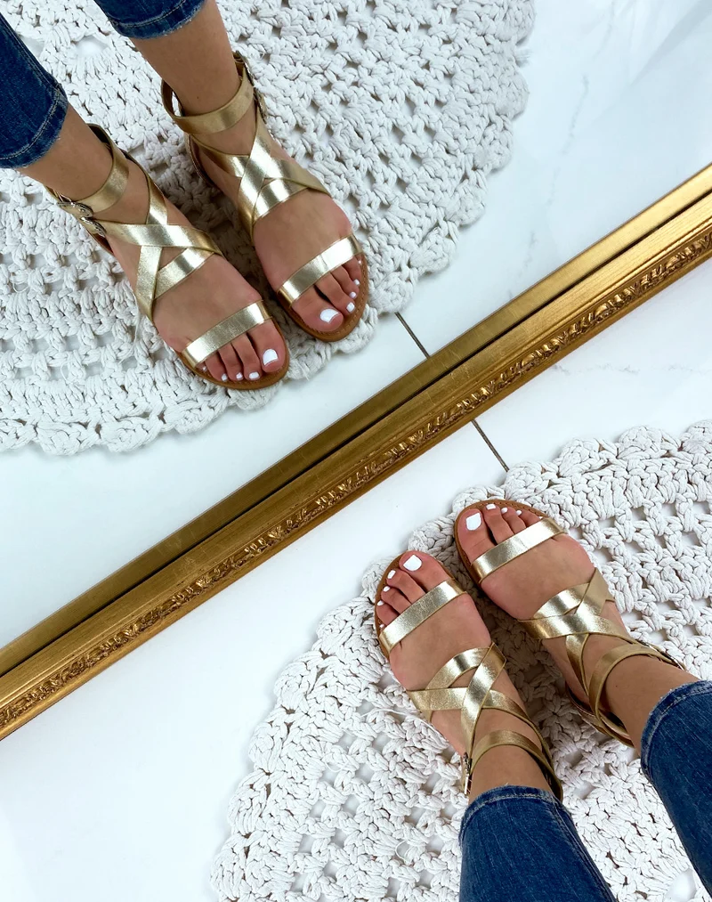 Nu-pieds à multiples sangles en simili cuir doré