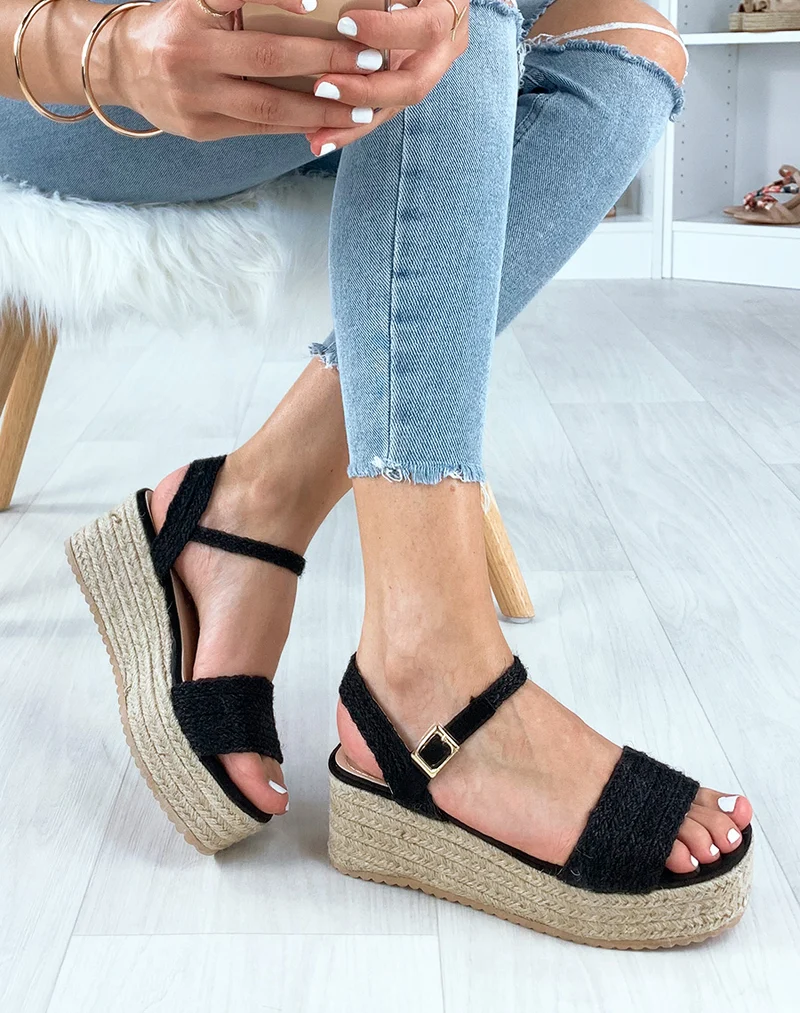 Sandales compensées noires à brides larges tressées