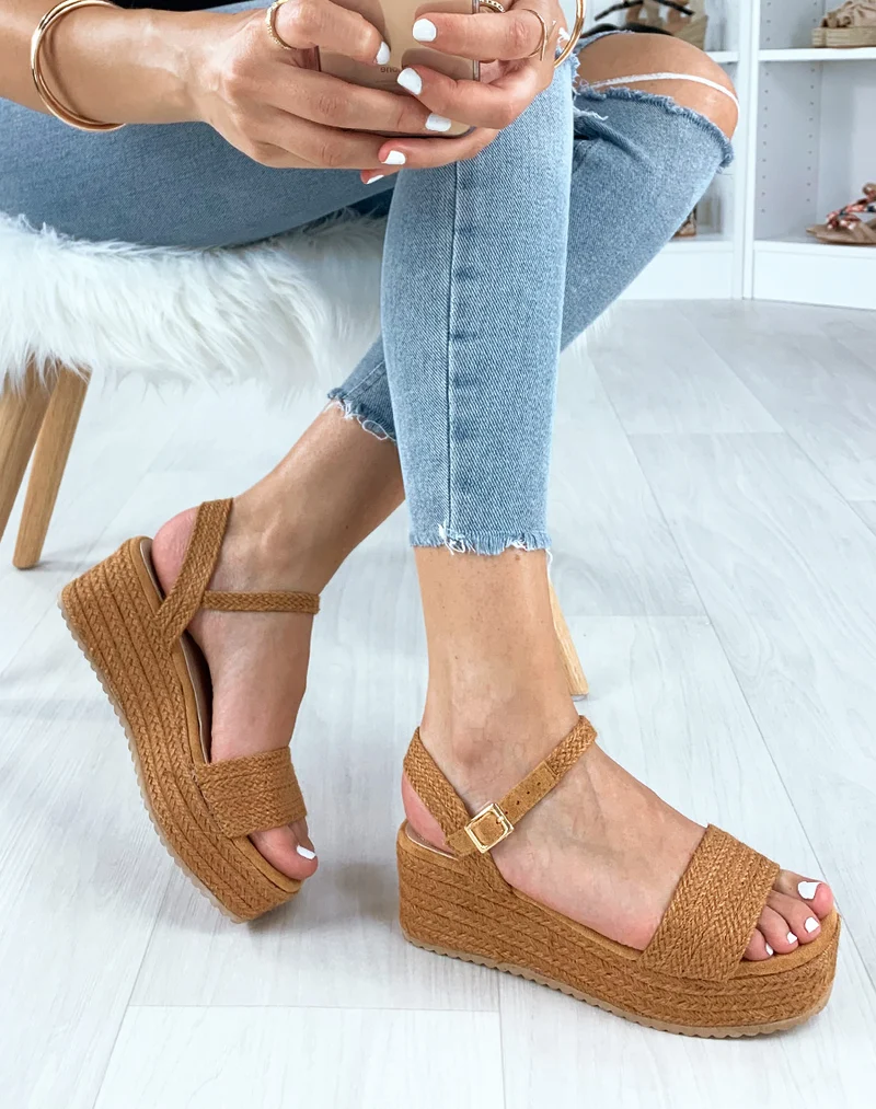 Sandales compensées camel à brides larges tressées