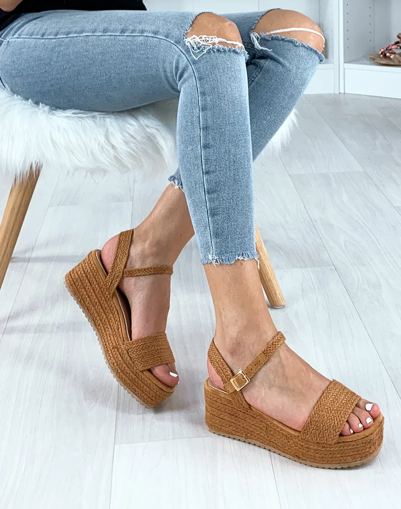 Sandales compensées camel à brides larges tressées