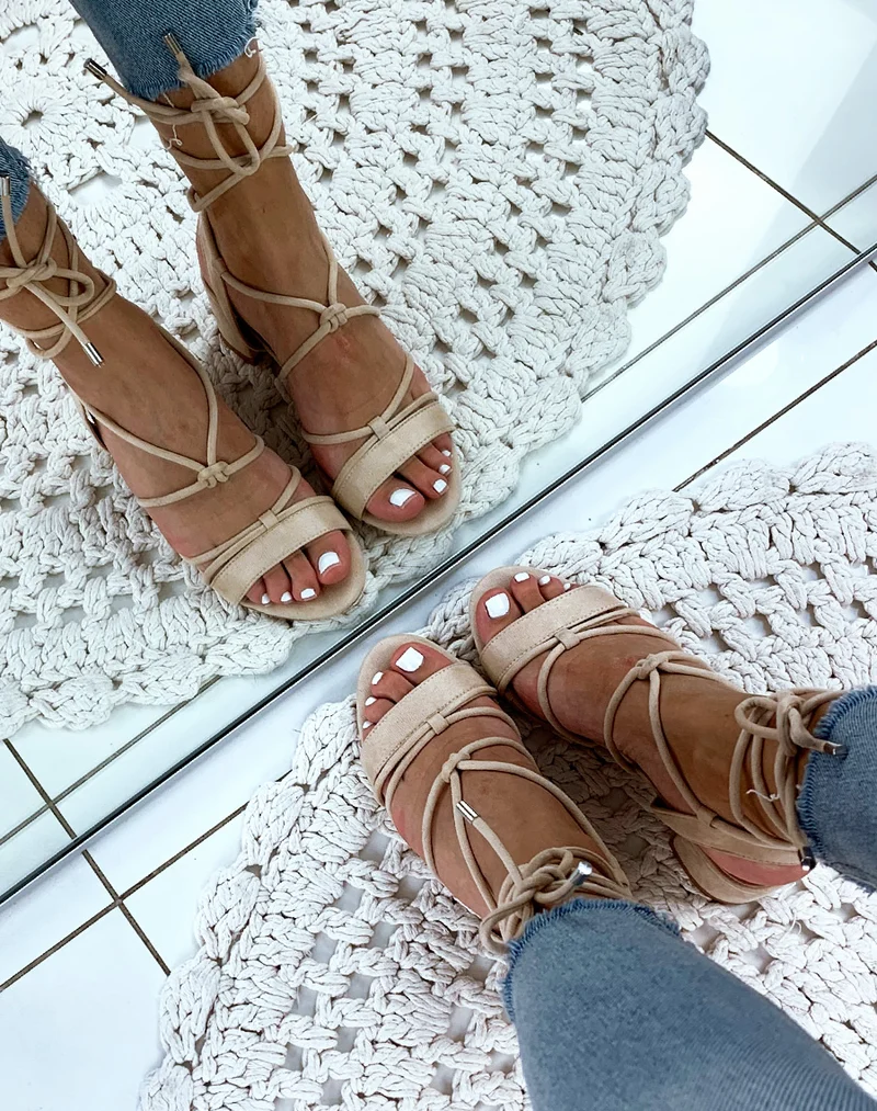 Sandales en suédine beiges à petits talons et à lacets chevilles
