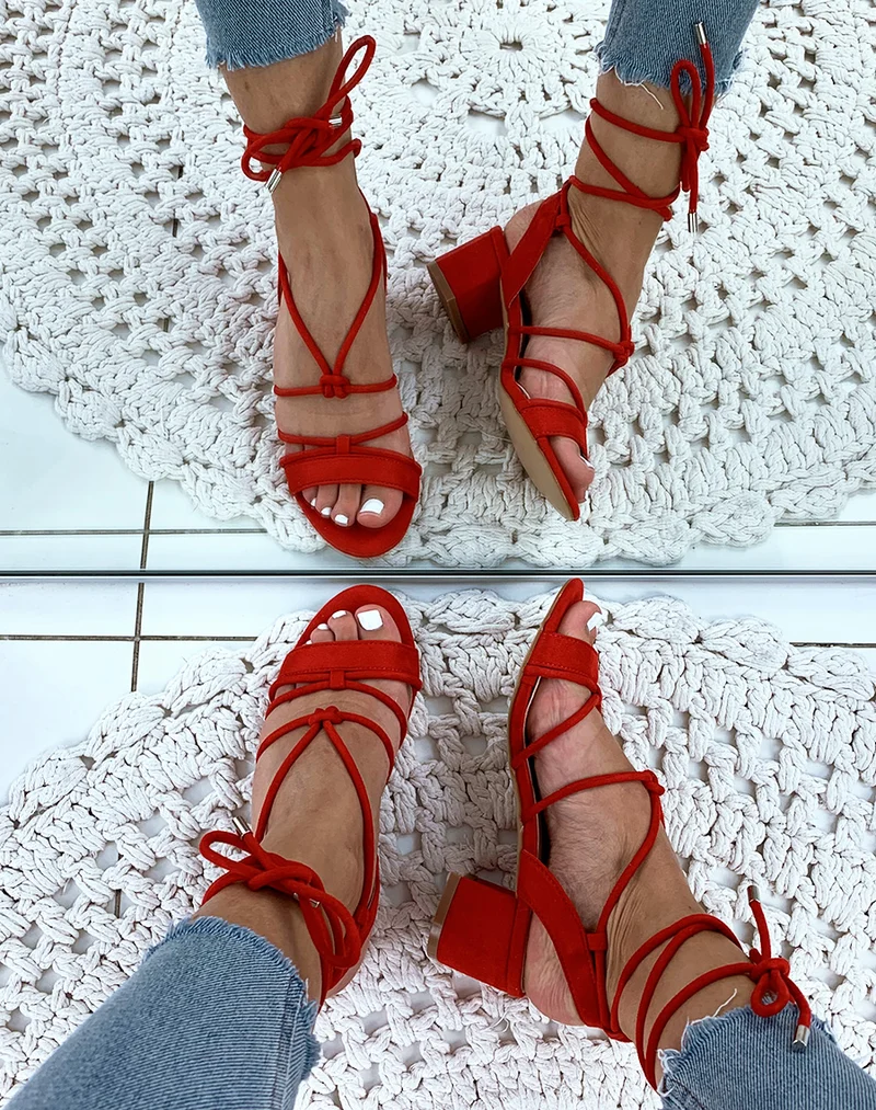 Sandales en suédine rouges à petits talons et à lacets chevilles