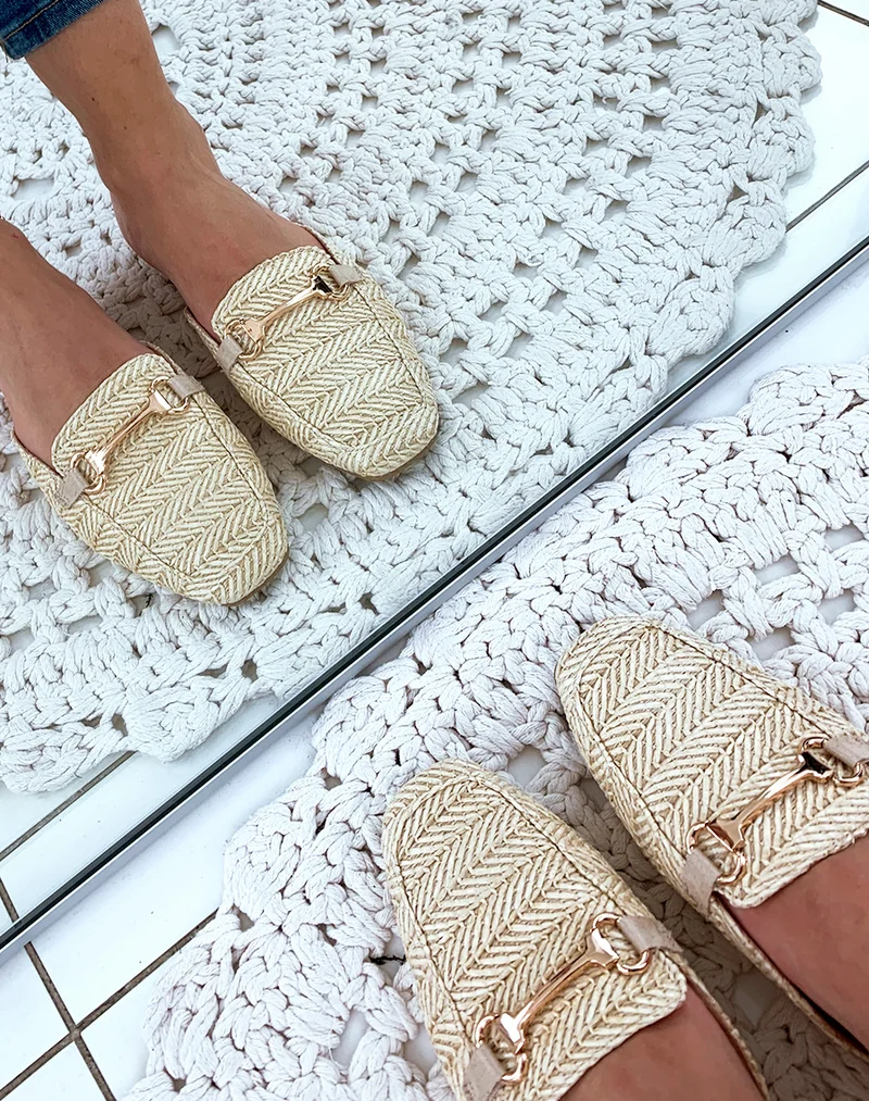 Mules style mocassins en osier beiges