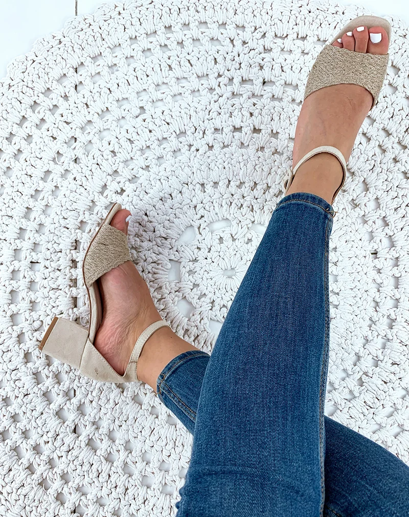 Sandales à talons beige avec bride en raphia