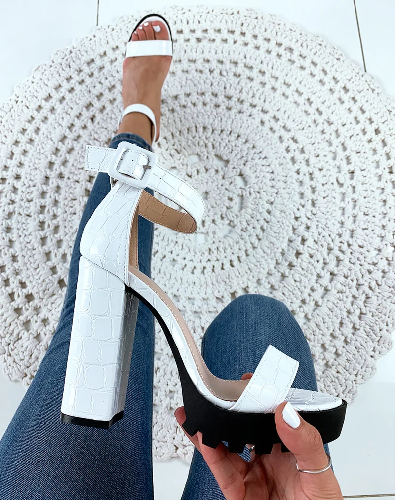 Sandale bride blanche vernie effet croco